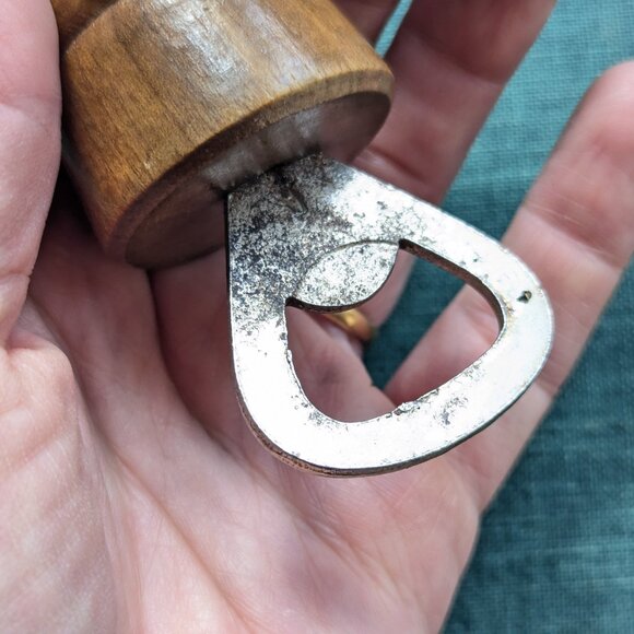 Vintage wood novelty bottle opener and pepper shaker - Picture 9 of 9